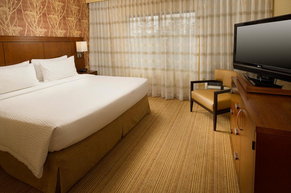 Courtyard By Marriott Waldorf Hotel Exterior photo